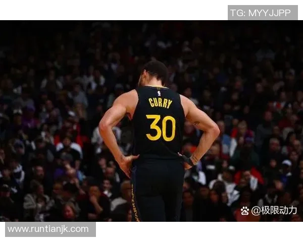 39岁法国足球明星重返赛场展现不凡实力与激情引发球迷热议 39岁法国足球明星重返赛场展现不凡实力与激情引发球迷热议