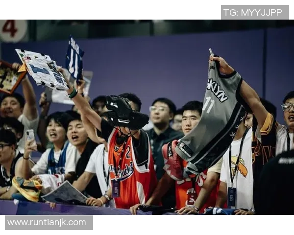 足球明星欧文在中国的精彩瞬间与球迷互动的热情回忆 足球明星欧文在中国的精彩瞬间与球迷互动的热情回忆