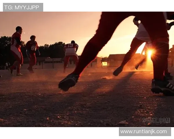 夕阳映照下的足球场景美丽瞬间尽显青春活力与团队精神