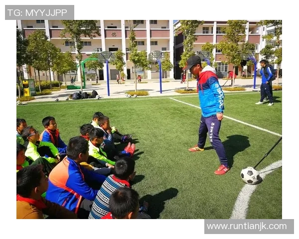 探索垫步足球的魅力与技巧提升运动员综合素质的全新方式 探索垫步足球的魅力与技巧提升运动员综合素质的全新方式